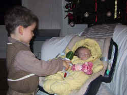 Tanguy montre ses cadeaux  Martin (trs concentr)